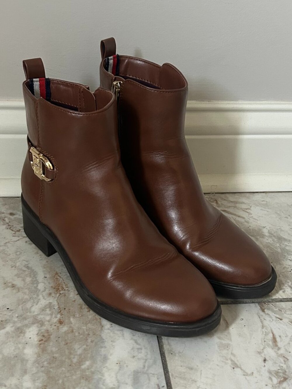 Tommy Hilfiger Imiera Womens 6.5 Brown Ankle Booties Side Zip Logo